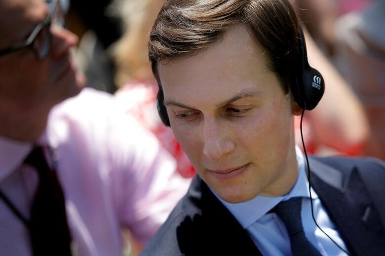 ７月２４日、トランプ米大統領の娘婿であるジャレッド・クシュナー大統領上級顧問は、ロシアとの共謀を否定、秘密の連絡ルートも要求していないと表明した。ホワイトハウスで先月３０日撮影（２０１７年　ロイター／Carlos Barria）