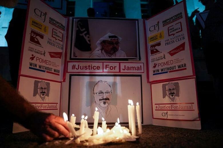 サウジアラビア人記者ジャマル・カショギ氏が2018年に殺害された事件で、同国の裁判所は、8人の被告に禁錮7─20年の最終判決を言い渡した。写真は2019年10月、ワシントンのサウジアラビア大使館前で、カショギ氏を追悼するジャーナリストの保護団体(2020年　ロイター/Sarah Silbiger)