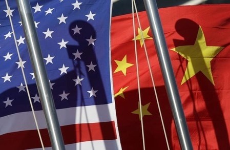 　１２月１３日、米国のドナルド・トランプ次期大統領が中国を怒らせている。台湾の蔡英文総統と電話会談を行い、米国が長く維持してきた「一つの中国」原則と言う立場を必ずしも堅持する必要はない、と発言したためだ。写真は２０１１年、北京のホテルに掲げられた米国と中国の国旗（２０１６年　ロイター/Jason Lee）