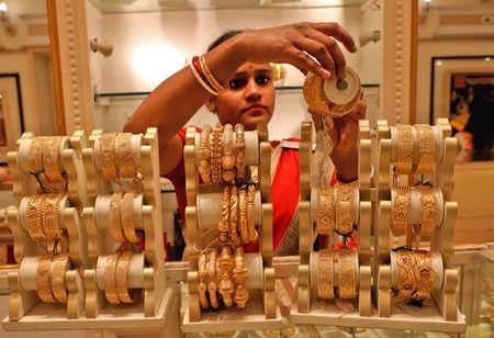 　７月１日、インド政府は金の輸入関税を７．５％から１２．５％へ引き上げたと発表した。写真は５月、コルカタの宝飾品店で撮影（２０２２年　ロイター/Rupak De Chowdhuri）