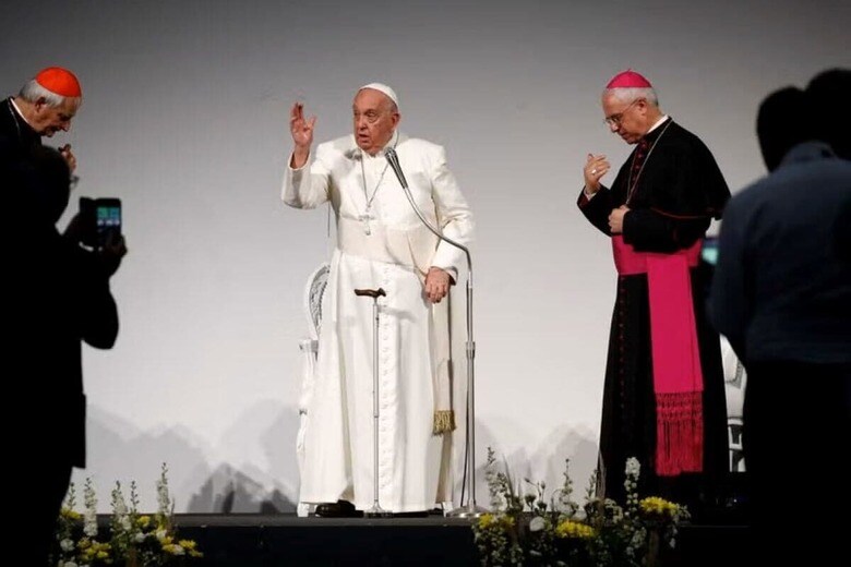 ローマ教皇フランシスコは７日、ポピュリスト政治と「イデオロギーのくず」と表現するものを非難し、世界の多くの地域で民主主義が不健全な状態にあると警告した。トリエステで撮影（２０２４年　ロイター/Alessandro Garofalo）