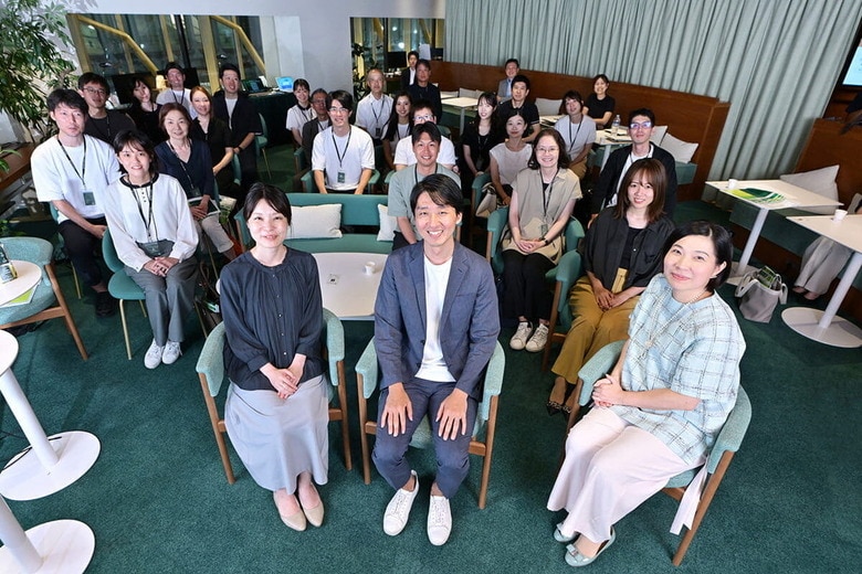 イベント登壇者と参加者による集合写真。前列左から、スターバックスコーヒージャパンの佐藤千春氏、チャンス・フォー・チルドレンの今井悠介氏、ファシリテーターを務めた三井住友フィナンシャルグループの大萱亮子氏