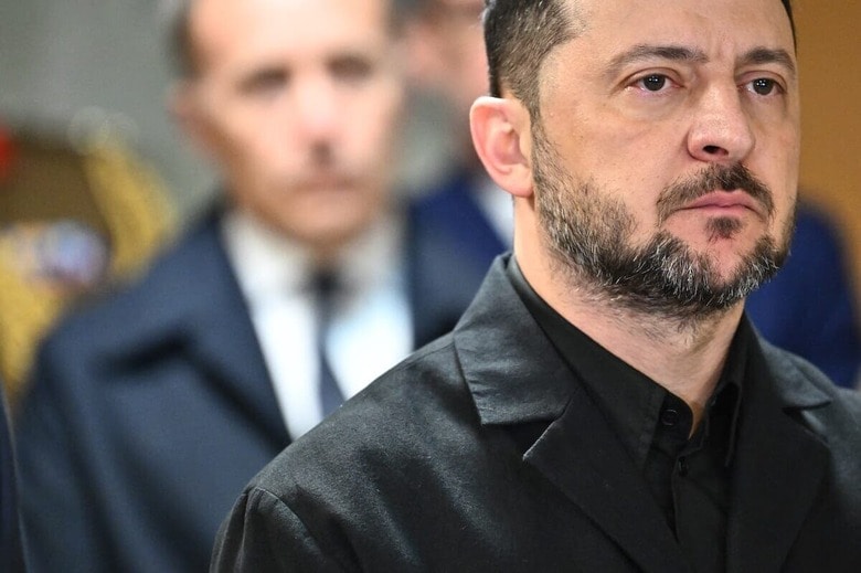 窮地に陥ったゼレンスキー（11月17日、パリ郊外にある多国籍軍ウクライナ司令部で）　Blondet Eliot/ABACA via Reuters Connect