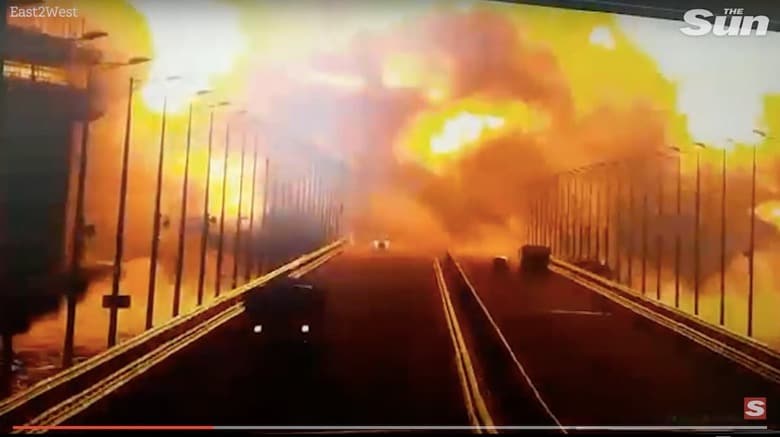 クリミア大橋が爆発する瞬間　The Sun / YouTube
