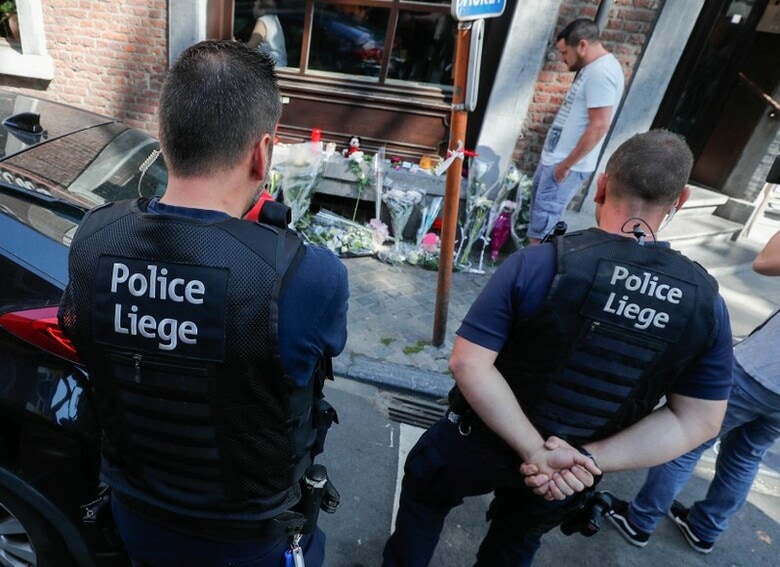 ５月３０日、ベルギー東部のリエージュで２９日朝、男が警官ら３人を殺害後、射殺された事件で、過激派組織「イスラム国」（ＩＳ）が、インターネット上で犯行声明を出した。写真は犠牲者に敬意を表する警官達。リエージュで撮影（２０１８年　ロイター／Yves Herman）