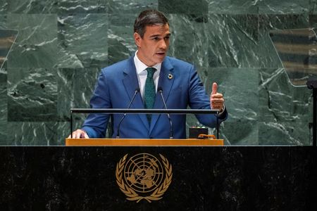 スペインのサンチェス首相（写真）は１１日、イスラエル軍による国連レバノン暫定軍（ＵＮＩＦＩＬ）への攻撃を非難し、イスラエルへの武器売却を中止するよう国際社会に求めた。９月撮影。（2024年　ロイター/Eduardo Munoz）