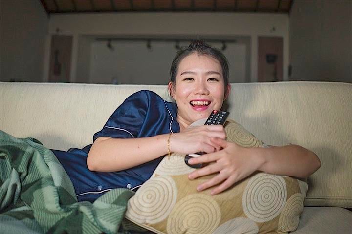 新型コロナウイルスとの戦いはエンタメを楽しみつつ「Stay Home」　Marcos Calvo - iStockpphoto