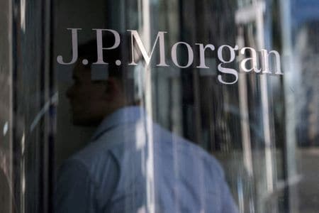 　３月６日、ＪＰモルガンは、新興国のドル建て国債に対する見通しを下方修正した。写真は、同社本社の入り口。２０２２年６月、マンハッタンで撮影（２０２５年　ロイター/Andrew Kelly）