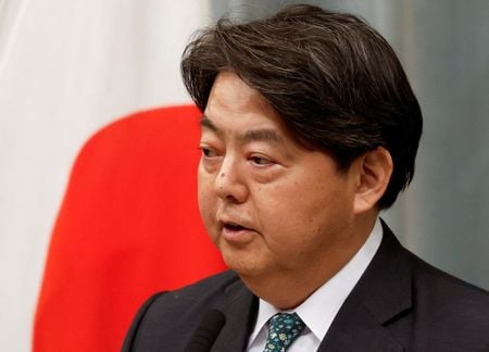 　林芳正官房長官（写真）は２８日午前の会見で、米国が欧州連合（ＥＵ）と関税交渉で合意したことを受けて、日本やＥＵとの合意により「米国の通商政策に関する不確実性が低下し、日本経済や世界経済を下押しするリスクも低下させる」との認識を示した。都内で２０２３年１２月撮影（２０２５年　ロイター/Issei Kato）