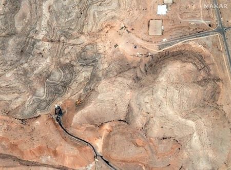 米紙ワシントン・ポストは２９日、米国が２２日に行った攻撃によるイラン核施設の損害状況について、傍受されたイラン側の通信内容からそれほど深刻ではない可能性があると報じた。写真は６月２２日、イスファハーンで撮影（２０２５年　Maxar Technologies/Handout via REUTERS）