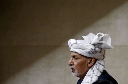 ８月１８日、アラブ首長国連邦（ＵＡＥ）の外務・国際協力省は、アフガニスタンを出国したガニ元大統領がＵＡＥに滞在していると発表した。写真は８月２日、議会で演説するガニ氏（２０２１年　ラロイター）