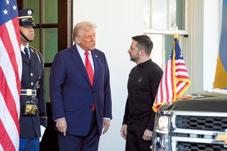 ゼレンスキーを出迎えるトランプ（2月28日）　YURI GRIPAS–ABACAPRESS.COM–REUTERS