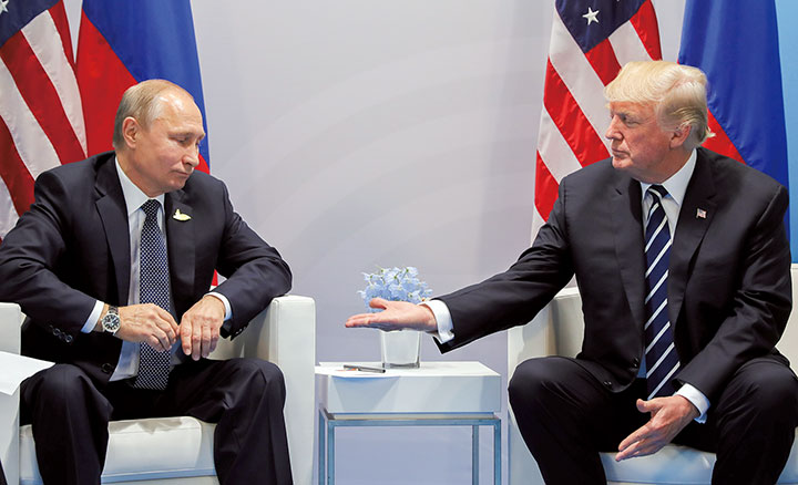 首脳会談で大物感を印象付けたプーチン（左）。握手の手を差し出したのはトランプのほうだった　Carlos Barria-REUTERS