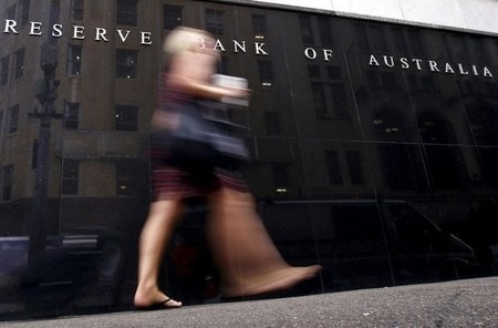 　５月６日、豪準備銀行（中銀）は発表した四半期金融政策報告のなかで、インフレ見通しを引き下げたほか、賃金や物価圧力をめぐる先行き見通しを主な不透明要因に挙げた。追加利下げに含みを持たせる格好となった。写真はシドニーで３月撮影（２０１６年　ロイター/David Gray）