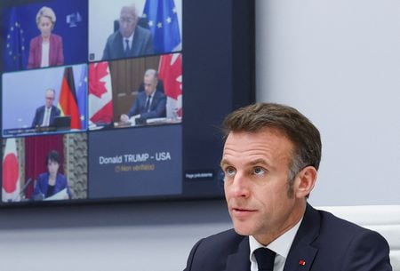 G7首脳によるビデオ会議を主催する、フランスのマクロン大統領。3月11日、パリのエリゼ宮で撮影。REUTERS/Gonzalo Fuentes