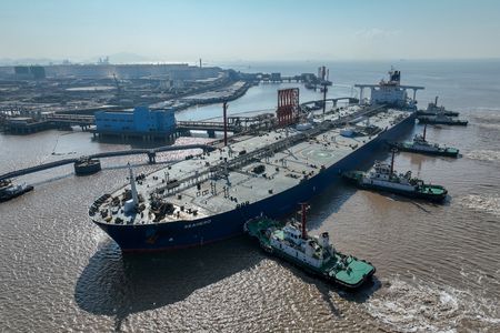 　アジア時間の原油先物はほぼ横ばい。８月の生産量を決める主要産油国の会合を控え、警戒感が漂っている。中国・浙江省舟山の石油ターミナルに停泊したタンカーの資料写真。２０２３年１月撮影。チャイナ・デーリー提供(２０２５年　ロイター)
