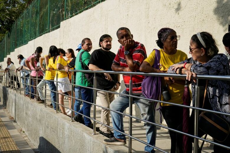 写真は１回目の大統領選挙に投票する人ら。　5月31日、コロンビアのバランキージャで撮影。 REUTERS/Charlie Cordero