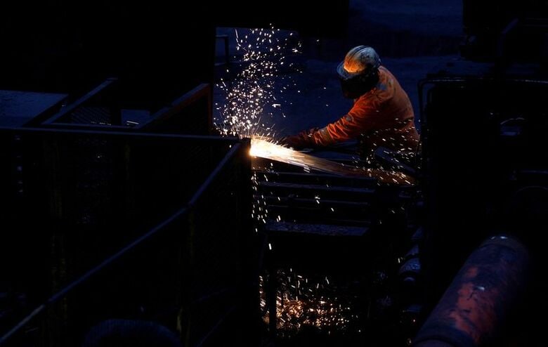 写真はブリティッシュ・スチールの工場で働く作業員。2025年4月、英リンカンシャー州スカンソープで代表撮影。REUTERS