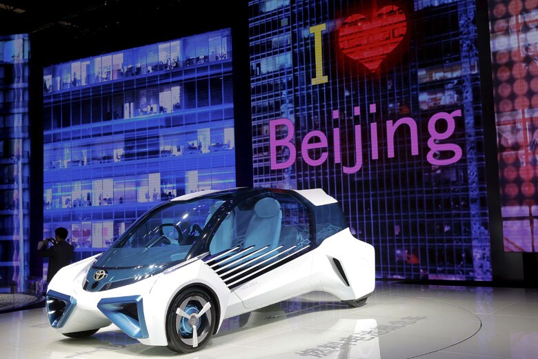 トヨタ自動車は全体の約8割を海外で販売するグローバル企業で、そうしたことも日本での販売価格上昇に影響している（4月25日に開幕した北京モーターショー16でトヨタが披露した燃料電池車のコンセプトカー「FCVプラス」）　Kim Kyung-Hoon-REUTERS