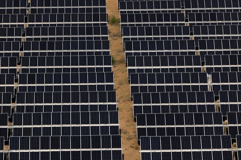 6月、中国内モンゴル自治区で撮影されたソーラーパネル　REUTERS/Maxim Shemetov