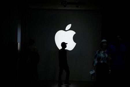 ４月１６日、米アップルのティム・クック最高経営責任者（ＣＥＯ）は訪問先のベトナムでチン首相に面会し、同国への投資を増やしたいと表明した。国営メディアが１６日伝えた。写真はアップルのロゴ。２０２３年９月撮影（２０２４年　ロイター/Aly Song）