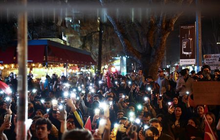 トルコ当局は２７日、英ＢＢＣニュースのマーク・ローウェン記者を「公共の秩序への脅威」だとして国外退去処分とした。写真はイマモール市長の逮捕に抗議するため携帯電話のライトを点滅させる人々。イスタンブールで同日撮影（２０２５年　ロイター/Emilie Madi）