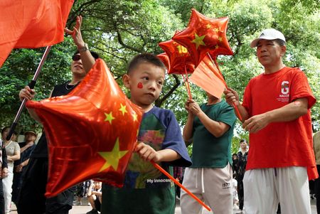 中国で、９月２９日─１０月６日の８日間にわたる中秋節の大型連休で、中国人の国内旅行消費が急増し、新型コロナウイルスのパンデミック前の水準を上回った。１０月１日、杭州で撮影（２０２３年　ロイター/Nicoco Chan）