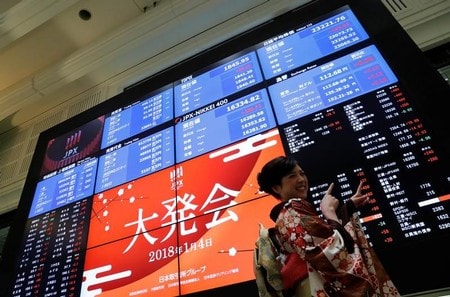 　１月４日、大発会の日経平均株価は急伸し、２６年ぶりの高値水準を付けた。過去最高値を更新した米国株など良好な外部環境を好感し、ショートカバーを誘う形で節目を突破した（２０１８年　ロイター/Kim Kyung-Hoon）