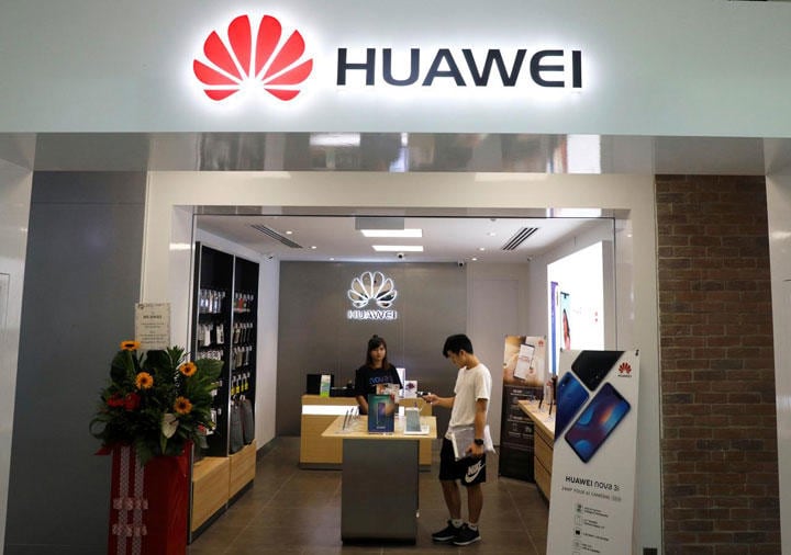 5月22日、米政府が中国の通信機器大手、華為技術（ファーウェイ）への事実上の輸出規制を決めたことを受け、一部のアジア諸国では米グーグルと同社との取引停止を巡る懸念からファーウェイ製スマートフォンの下取りを求める動きが出ているが、携帯電話販売店は買取を拒否している。写真はシンガポールにあるファーウェイの販売店で昨年8月撮影（2019年　ロイター／Edgar Su）