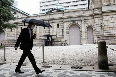 １０月２１日、日銀が公表した「主要銀行貸出動向アンケート調査」（四半期ごと公表）の１０月調査では、企業向けの資金需要が「増加」したとの回答から「減少」を指し引いた指数（ＤＩ）がプラス１４となった。日銀本店前で５月撮影（２０２０年　ロイター/Kim Kyung-Hoon）