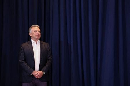 トランプ大統領の演説に耳を傾ける米国のウィットコフ特使。3月9日、フロリダ州マイアミで撮影。REUTERS/Kevin Lamarque