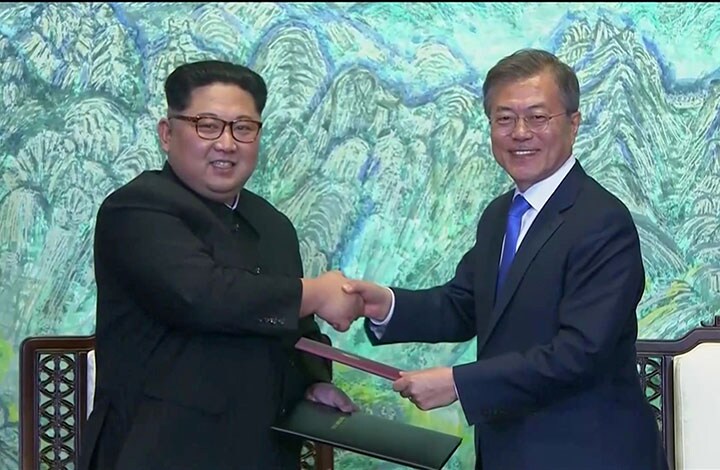 共同宣言文に署名した金正恩（左）朝鮮労働党委員長と文在寅（右）韓国大統領　REUTERS TV