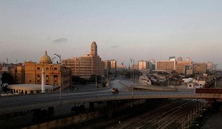 パキスタンの２０２３会計年度（６月まで）の国内総生産（ＧＤＰ）伸び率が０．２９％になる見通しであることが、８日公表の年次経済調査で示された。写真は、パキスタン・カラチの中心部の遠景。２０２０年４月２６日に撮影。（２０２３年　ロイター／Akhtar Soomro）