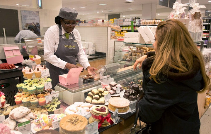 高級スーパー「ウェイトローズ」の店舗には良質で新鮮な食料品がそろっている　Neil Hall-REUTERS