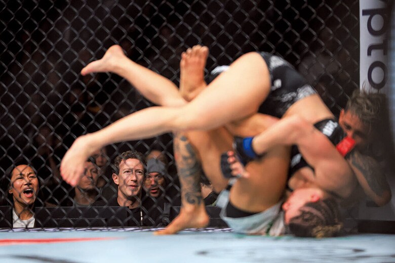 格闘技を観戦するザッカーバーグ　SEAN M. HAFFEY/GETTY IMAGES