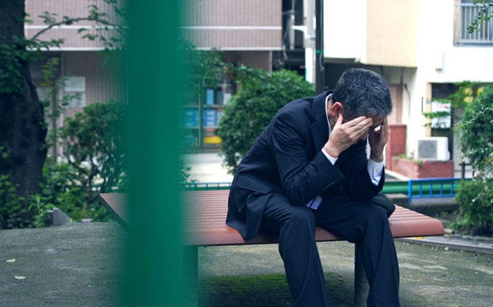 日本の問題は、多くの生産年齢層の男性にとって職場が唯一のコミュニティーであること（写真はイメージです）　metamorworks/iStock.