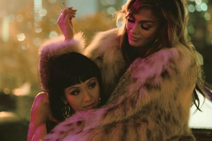 デスティニー(左)は職場の先輩であるラモーナと親しくなるが　©2019 STX FINANCING, LLC. ALL RIGHTS RESERVED.