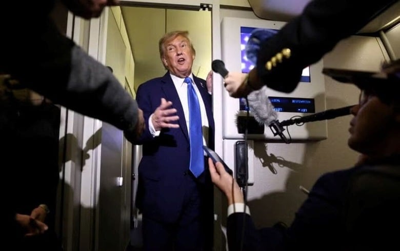 トランプ米大統領は１７日、米国はイランの最高指導者ハメネイ師の居場所を正確に把握しているとした上で、ハメネイ師は「容易な標的」だが、少なくとも今のところは殺害することはないと述べた。同日撮影（２０２５年　ロイター/Kevin Lamarque）