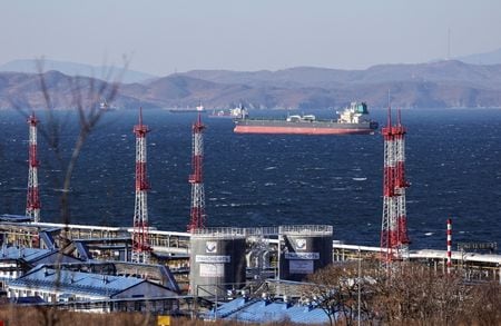 写真はロシアの港湾都市ナホトカ近郊のナホトカ湾に停泊中の原油タンカー。2022年12月に撮影。REUTERS/Tatiana Meel