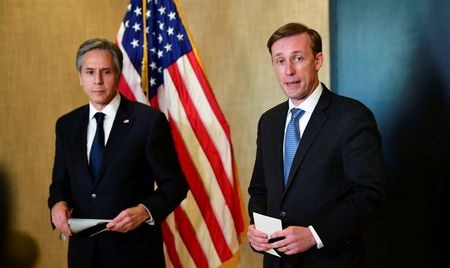 ３月１９日、米中両国はアラスカ州で開かれた２日間の高官協議を終了した。米国は「厳しく率直な」会談だったとしたが、バイデン政権下で初の米中会談は２経済大国の緊張の激しさを露呈した。写真は同日、アラスカ州アンカレッジで記者団と懇談するブリンケン国務長官とサリバン大統領補佐官（２０２１年　ロイター／ Frederic J. Brown）