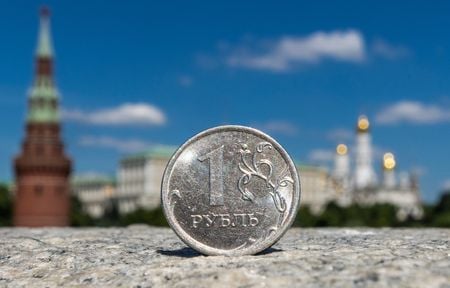 ロシア財務省は３０日、２０３０年満期のドル建て債の利息として、１８３億ルーブル（３億１９３０万ドル）を連邦証券保管振替機関（ＮＳＤ）に送金したと発表した。写真はルーブル硬貨。６月２４日、モスクワで撮影（２０２２年　ロイター/Maxim Shemetov/Illustration）