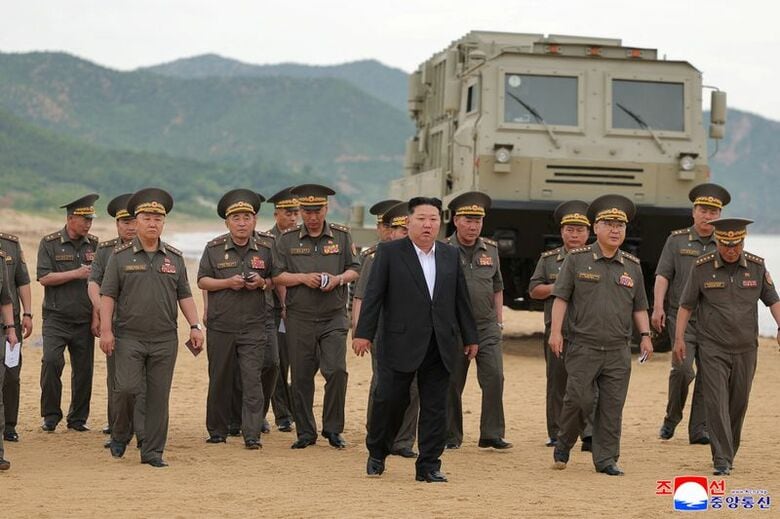 兵器の試験を視察する北朝鮮の金正恩朝鮮労働党総書記。資6月25日に北朝鮮で撮影。朝鮮中央通信（KCNA）が公開。 REUTERS