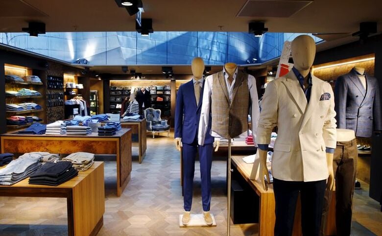 写真は2016年3月、スイス・ジュネーブにある小売店の紳士服売り場で撮影。REUTERS/Denis Balibouse
