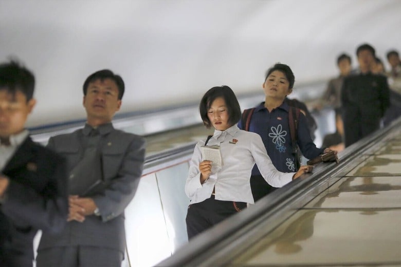 平壌の地下鉄のエスカレーターで本を読む女性（2015年）　Damir Sagolj-REUTERS