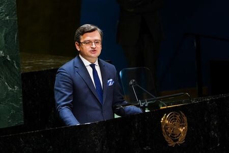 　２月２４日、ウクライナのクレバ外相（写真）は、ロシアがウクライナへの全面侵攻を開始し、平和的な都市が攻撃を受けていると述べた。写真はマンハッタンで２３日撮影（２０２２年　ロイター／Carlo Allegri）