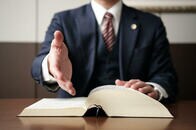 弁護士の平均年収は4割減　過去十年で年収が上がった職業、下がった職業