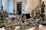 州兵たちの仕事は「愛国」を叫ぶ同胞たちから議事堂を守ること