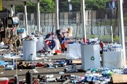 【アメリカの残酷な現実】豪華な式典の翌日、会場で目撃された女性の「悲しい行動」