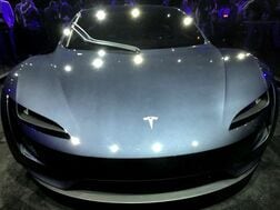 テスラが月内に新型ロードスター発表、宇宙船エンジン搭載版デモも＝報道