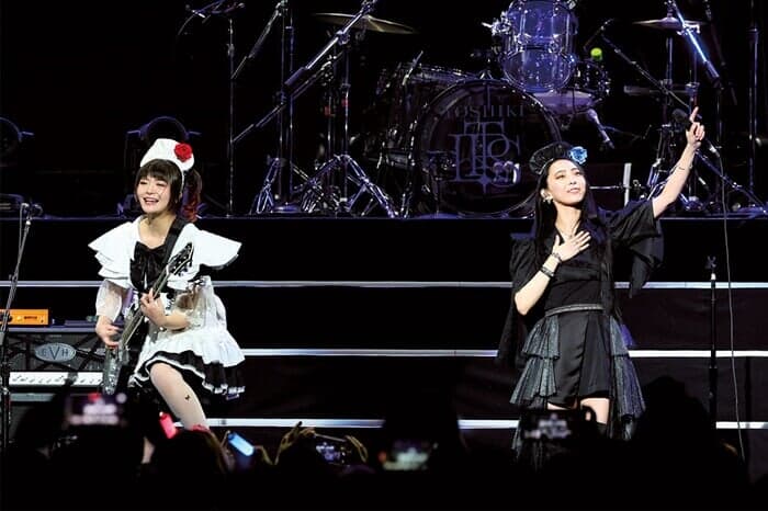 ニューヨークでパフォーマンスするBAND-MAIDの小鳩ミクとSAIKI